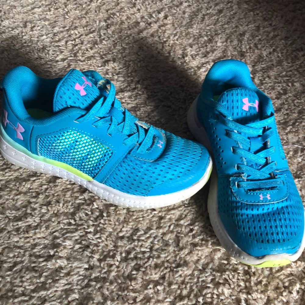 Girls size 12 under armour sneakers!